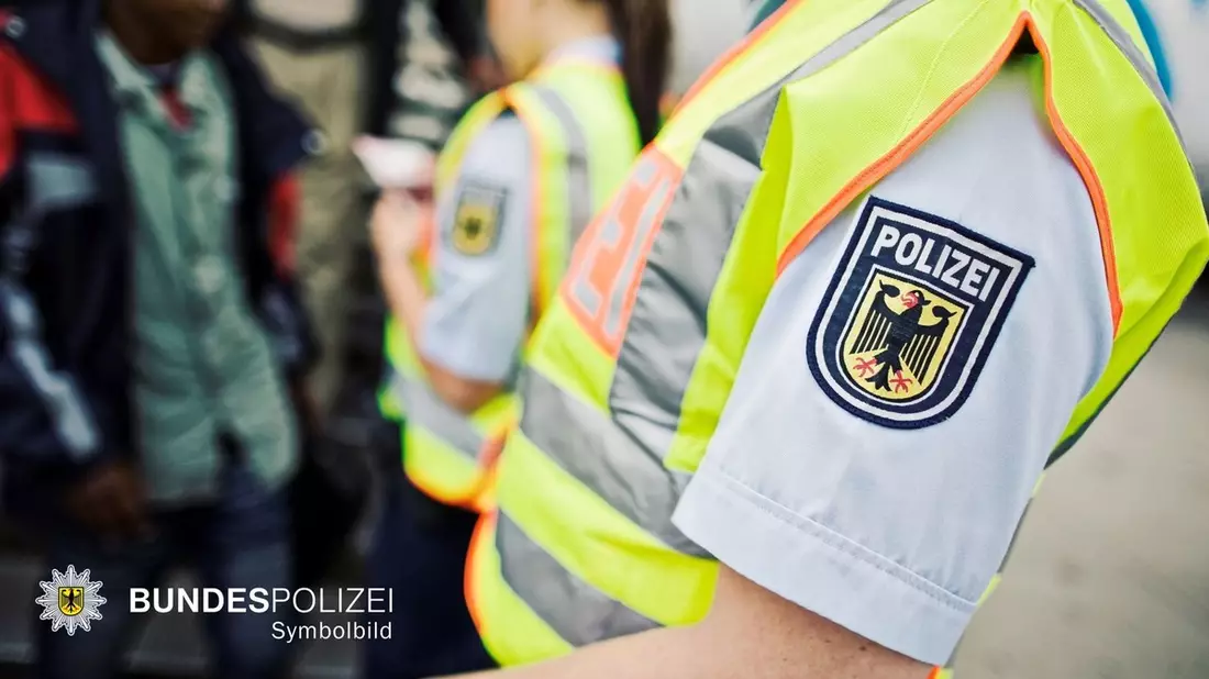Bundespolizeidirektion München: Schlafender wird aggressiv / 27-Jähriger wird nach Aufwecken angegriffen und leicht verletzt - Bild: presseportal.de