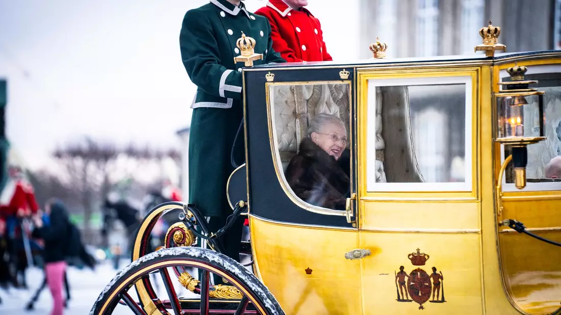 Dänemarks Königin Margrethe II. wird auf ihrem Weg vom Schloss Christian IX. in Amalienborg zum Schloss Christiansborg in Kopenhagen von einem Husarenregiment eskortiert. - Bild: Emil Nicolai Helms/Ritzau Scanpix Foto/AP/dpa