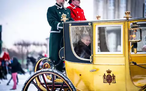 Dänemarks Königin Margrethe II. wird auf ihrem Weg vom Schloss Christian IX. in Amalienborg zum Schloss Christiansborg in Kopenhagen von einem Husarenregiment eskortiert. - Foto: Emil Nicolai Helms/Ritzau Scanpix Foto/AP/dpa