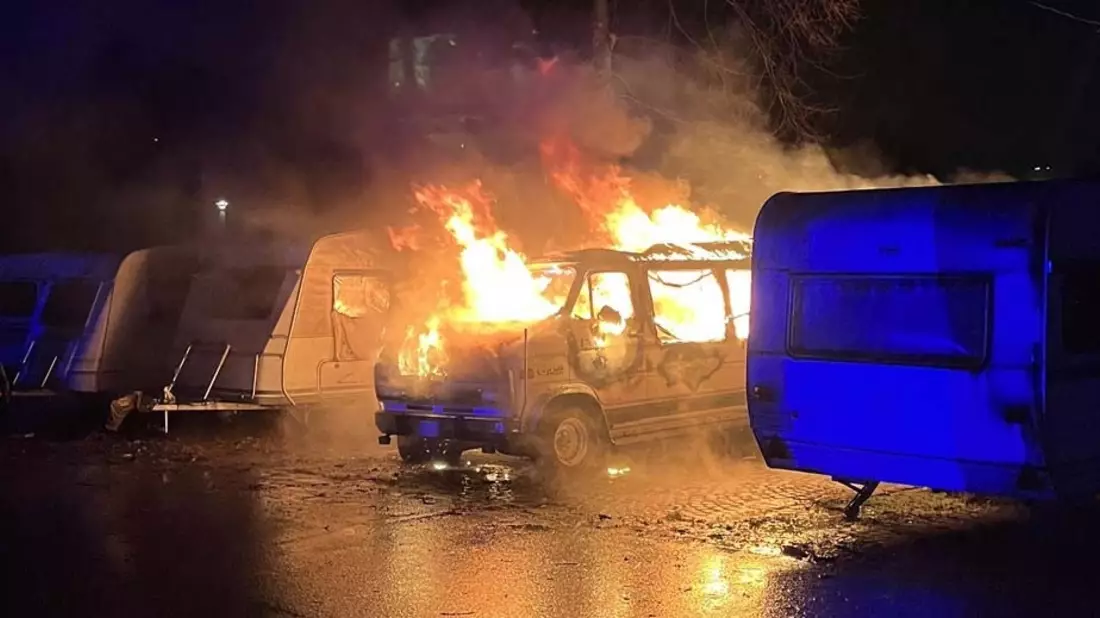 POL-DU: Obermeiderich: Wohnmobil komplett ausgebrannt, zwei Wohnanhänger beschädigt - Bild: presseportal.de