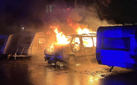 POL-DU: Obermeiderich: Wohnmobil komplett ausgebrannt, zwei Wohnanhänger beschädigt - Foto: presseportal.de