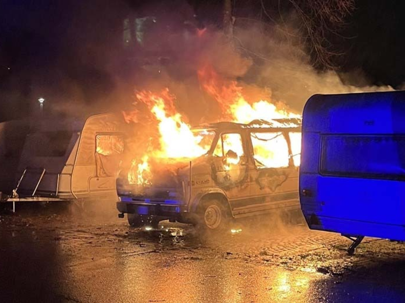 POL-DU: Obermeiderich: Wohnmobil komplett ausgebrannt, zwei Wohnanhänger beschädigt - Foto: presseportal.de