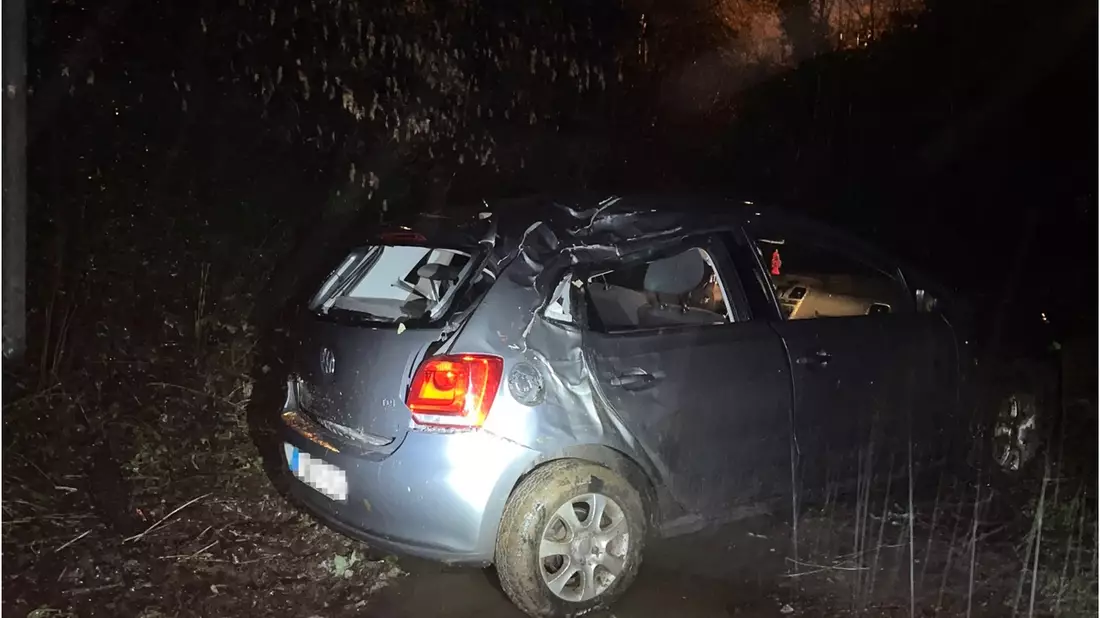 POL-GM: VW überschlägt sich - 18-Jährige schwer verletzt - Bild: presseportal.de