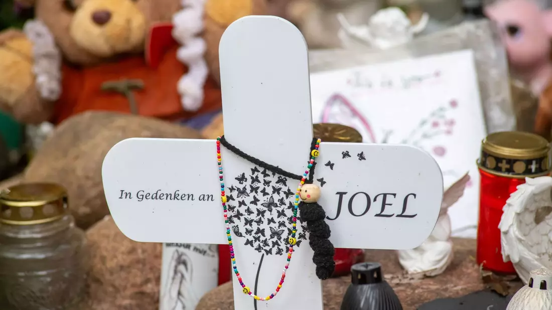 Der kleine Joel war im September mit schwersten Stichverletzungen in einem Gebüsch gefunden worden. - Bild: Stefan Sauer/dpa