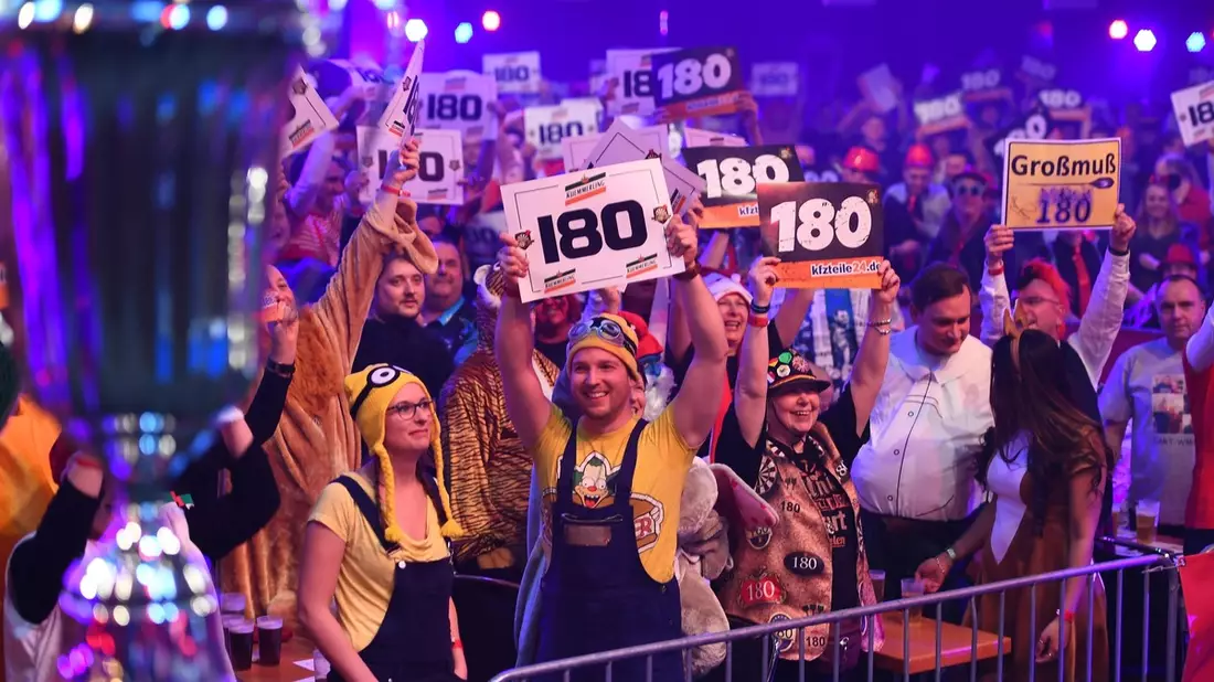 Weltmeister Luke Humphries greift bei der Promi-Darts-WM am Samstag auf ProSieben und Joyn nach dem zweiten WM-Titel - Bild: ProSieben/Willi Weber, presseportal.de