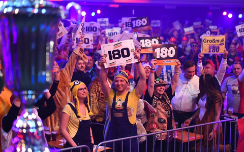 Weltmeister Luke Humphries greift bei der Promi-Darts-WM am Samstag auf ProSieben und Joyn nach dem zweiten WM-Titel - Foto: ProSieben/Willi Weber, presseportal.de