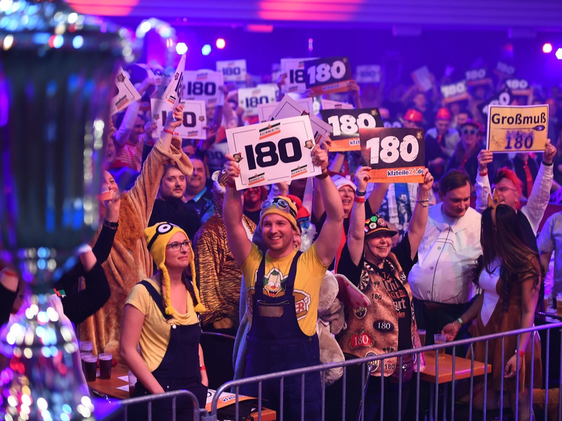 Weltmeister Luke Humphries greift bei der Promi-Darts-WM am Samstag auf ProSieben und Joyn nach dem zweiten WM-Titel - Foto: ProSieben/Willi Weber, presseportal.de
