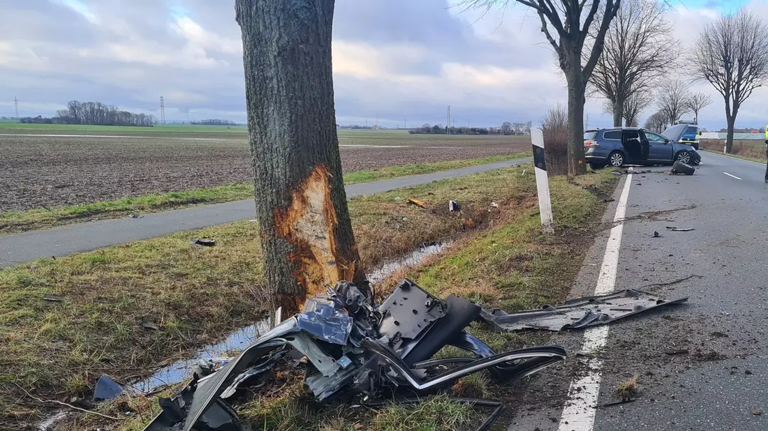 FW Lehrte: Schwerer Verkehrsunfall: Pkw kommt von Fahrbahn ab und prallt gegen Baum - Bild: presseportal.de