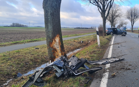 FW Lehrte: Schwerer Verkehrsunfall: Pkw kommt von Fahrbahn ab und prallt gegen Baum - Foto: presseportal.de