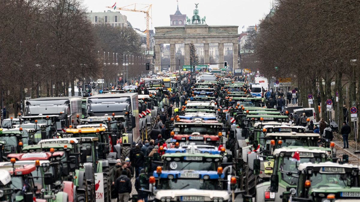 Im Dezember fuhren die Bauern mit tausenden Traktoren durch Berlin, um gegen die Pläne der Regierung zu protestieren. - Foto: Fabian Sommer/dpa