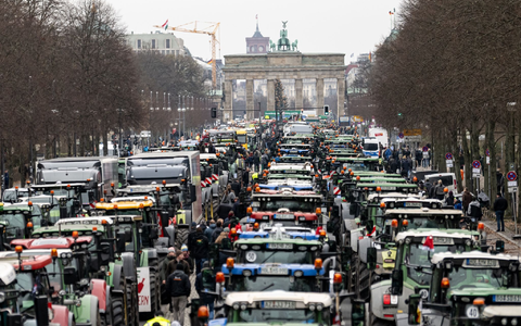 Im Dezember fuhren die Bauern mit tausenden Traktoren durch Berlin, um gegen die Pläne der Regierung zu protestieren. - Foto: Fabian Sommer/dpa