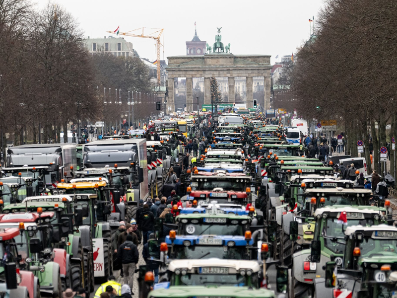 Im Dezember fuhren die Bauern mit tausenden Traktoren durch Berlin, um gegen die Pläne der Regierung zu protestieren. - Foto: Fabian Sommer/dpa