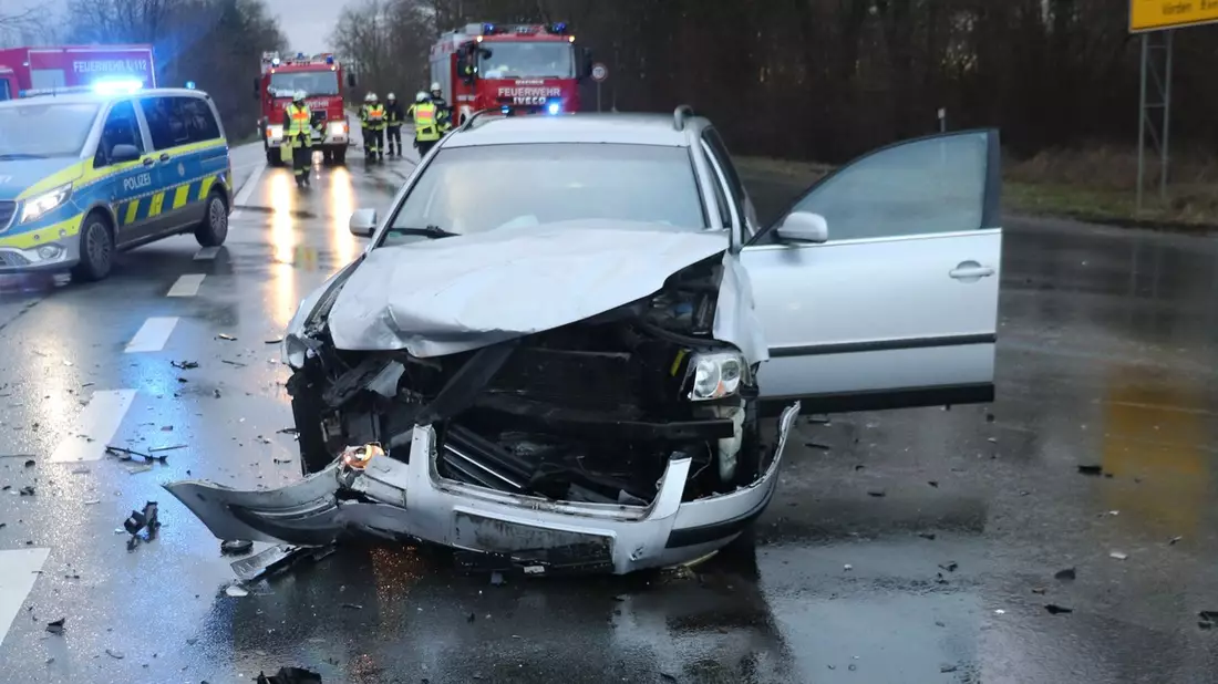 POL-HX: Frontalzusammenstoß in Nieheim - Zwei Verletzte - Bild: presseportal.de