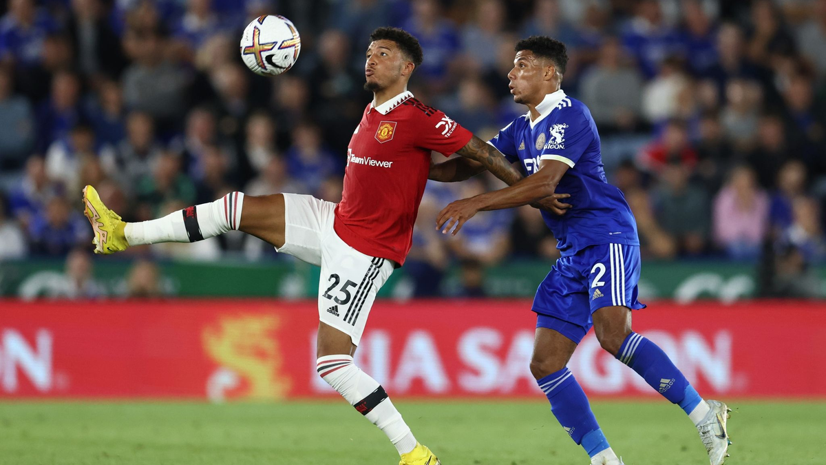 Könnte bald wieder das BVB-Trikot tragen: Jadon Sancho (l). - Foto: Darren Staples/CSM via ZUMA Press Wire/dpa