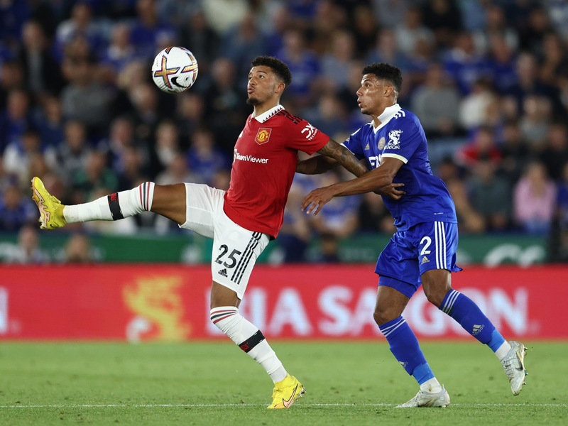 Könnte bald wieder das BVB-Trikot tragen: Jadon Sancho (l). - Foto: Darren Staples/CSM via ZUMA Press Wire/dpa