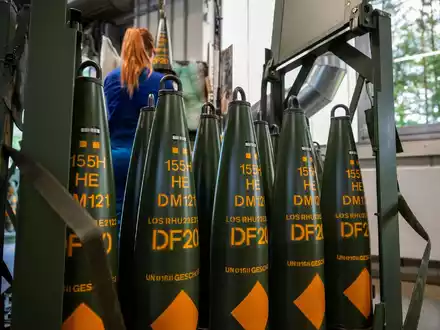 155-Millimeter Artelleriemunition wird beim Rüstungskonzern Rheinmetall gefertigt (Symbolbild). - Foto: Philipp Schulze/dpa