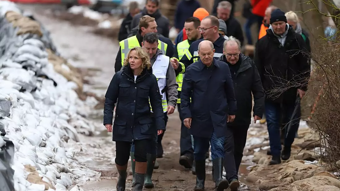 Steffi Lemke, Olaf Scholz, Reiner Haseloff besuchen Hochwasser-Helfer am 04.01.2024 - Bild: über dts Nachrichtenagentur