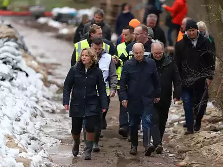 Steffi Lemke, Olaf Scholz, Reiner Haseloff besuchen Hochwasser-Helfer am 04.01.2024 - Foto: über dts Nachrichtenagentur