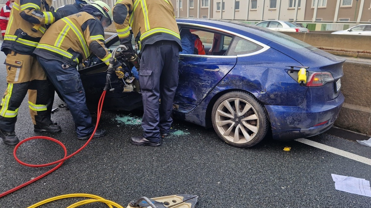 FW-E: Technische Rettung nach Verkehrsunfall - eine verletzte Person - Foto: presseportal.de