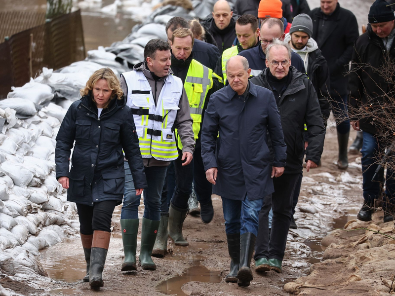 «Am Ende müssen wir Demokratie als Bürgerinnen und Bürger schon immer selbst verteidigen», sagt Olaf Scholz. - Foto: Jan Woitas/dpa