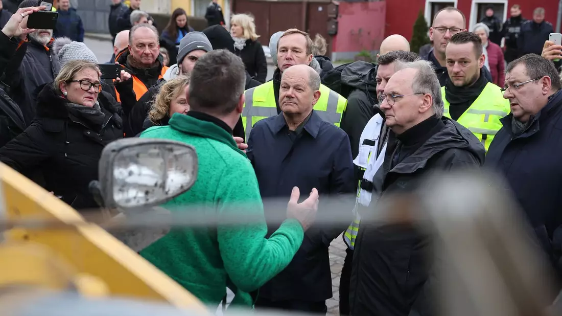 Bei seinem Besuch in Sangerhausen ist Kanzler Scholz teilweise unfreundlich empfangen worden. Hier zusammen Ministerpräsident Reiner Haseloff und Bundesumweltministerin Steffi Lemke. - Bild: Jan Woitas/dpa