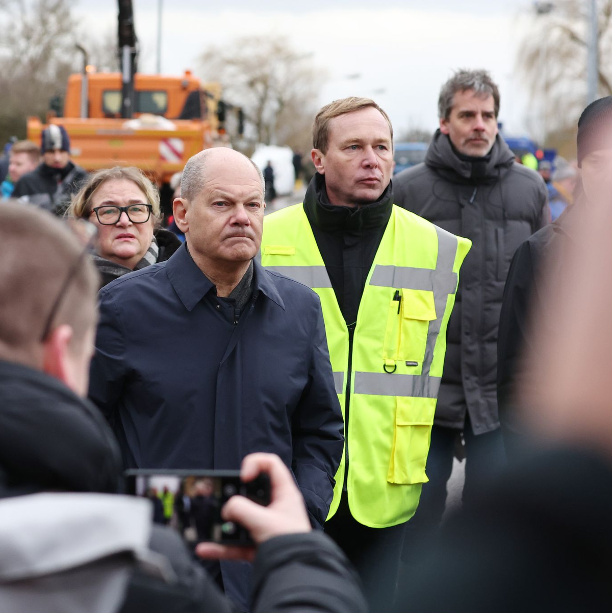 Kanzler Olaf Scholz zusammen mit dem Leiter des Katastrophenschutz Mansfeld-Südharz, Sven Vogler, im Gespräch mit Anwohnern in Sangerhausen. - Foto: Jan Woitas/dpa