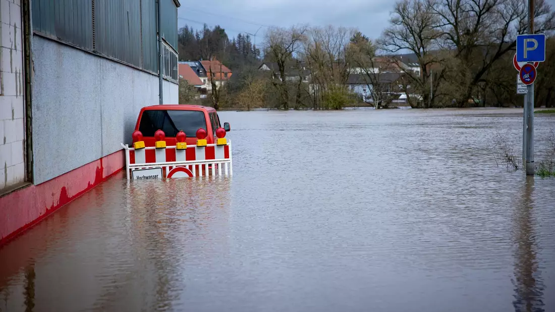 Selbst die Absperrung steht unter Wasser: Hier ist die Blies bei Neunkirchen im Saarland über ihre Ufer getreten. - Bild: Laszlo Pinter/dpa
