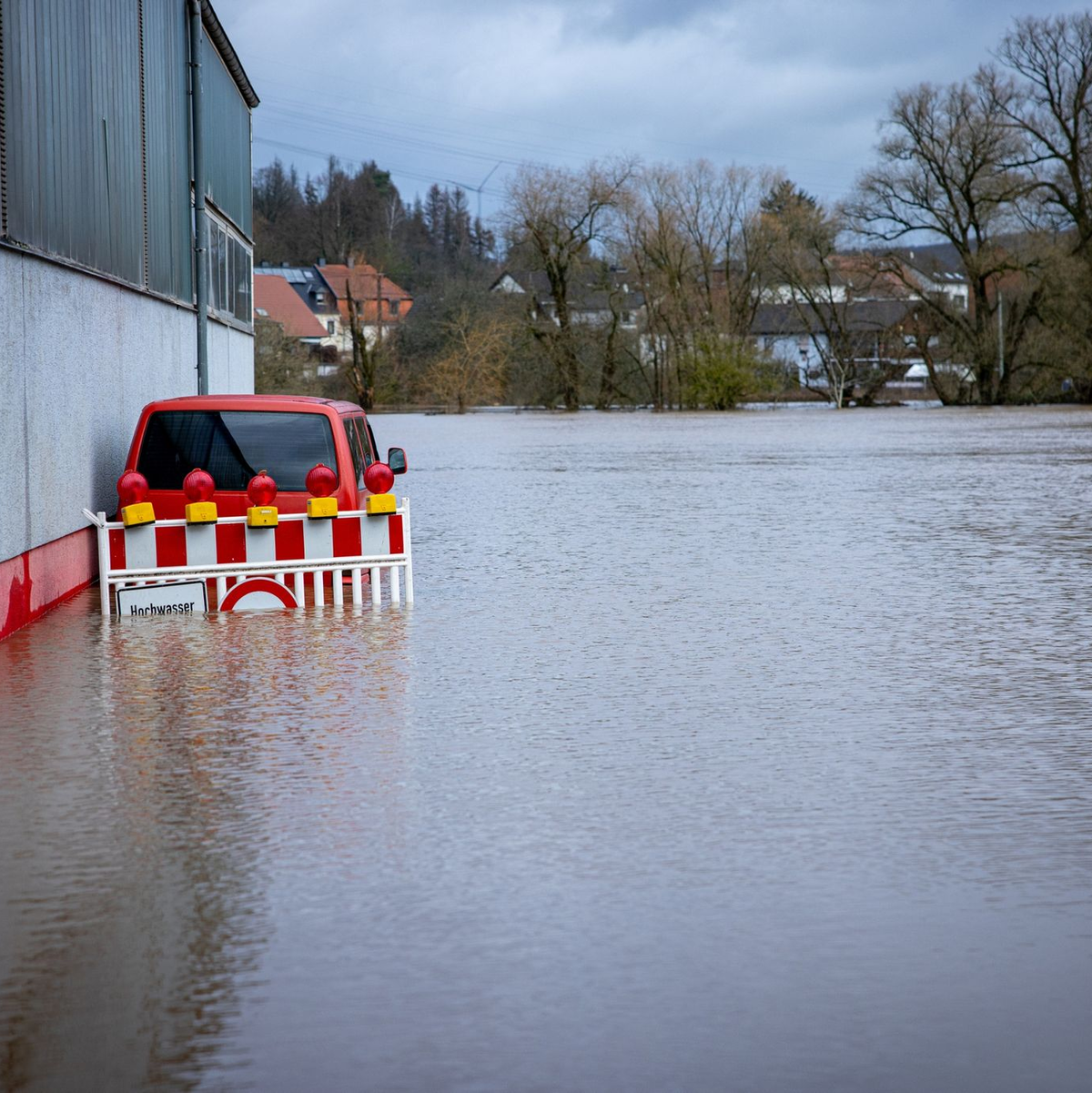 Selbst die Absperrung steht unter Wasser: Hier ist die Blies bei Neunkirchen im Saarland über ihre Ufer getreten. - Foto: Laszlo Pinter/dpa