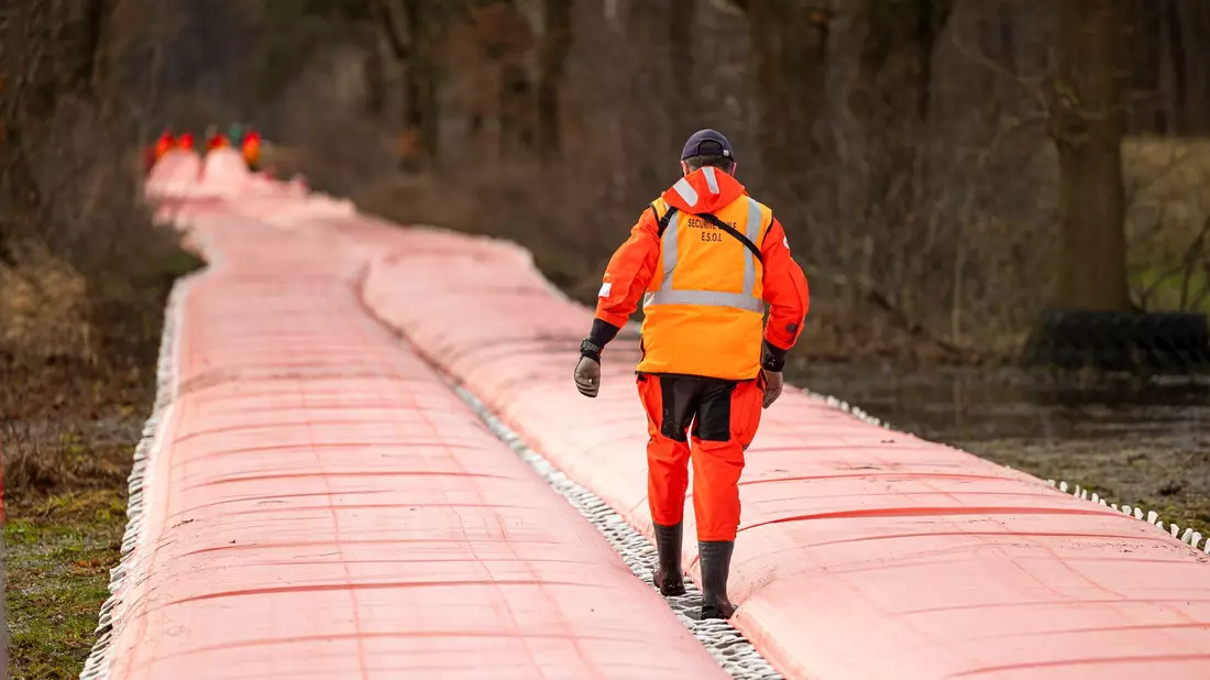 Französische Hilfskräfte haben am Donnerstag zum Hochwasserschutz einen mobilen Deich in der niedersächsischen Gemeinde Winsen an der Aller aufgebaut. - Bild: Michael Matthey/dpa