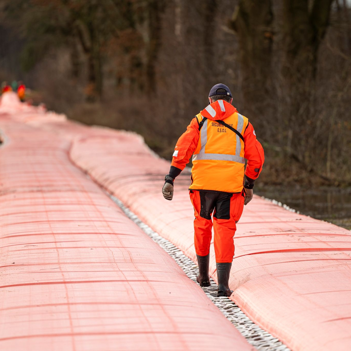 Französische Hilfskräfte haben am Donnerstag zum Hochwasserschutz einen mobilen Deich in der niedersächsischen Gemeinde Winsen an der Aller aufgebaut. - Foto: Michael Matthey/dpa