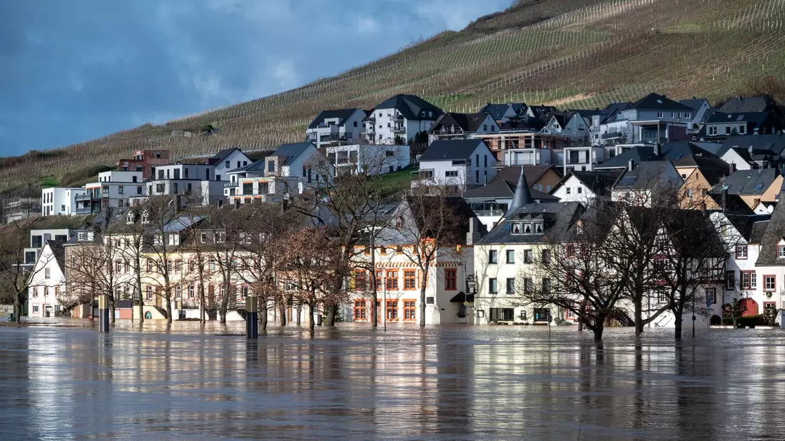 Hier in Bernkastel-Kues helfen auch keine Sandsäcke mehr gegen das Hochwasser der Mosel. - Bild: Harald Tittel/dpa