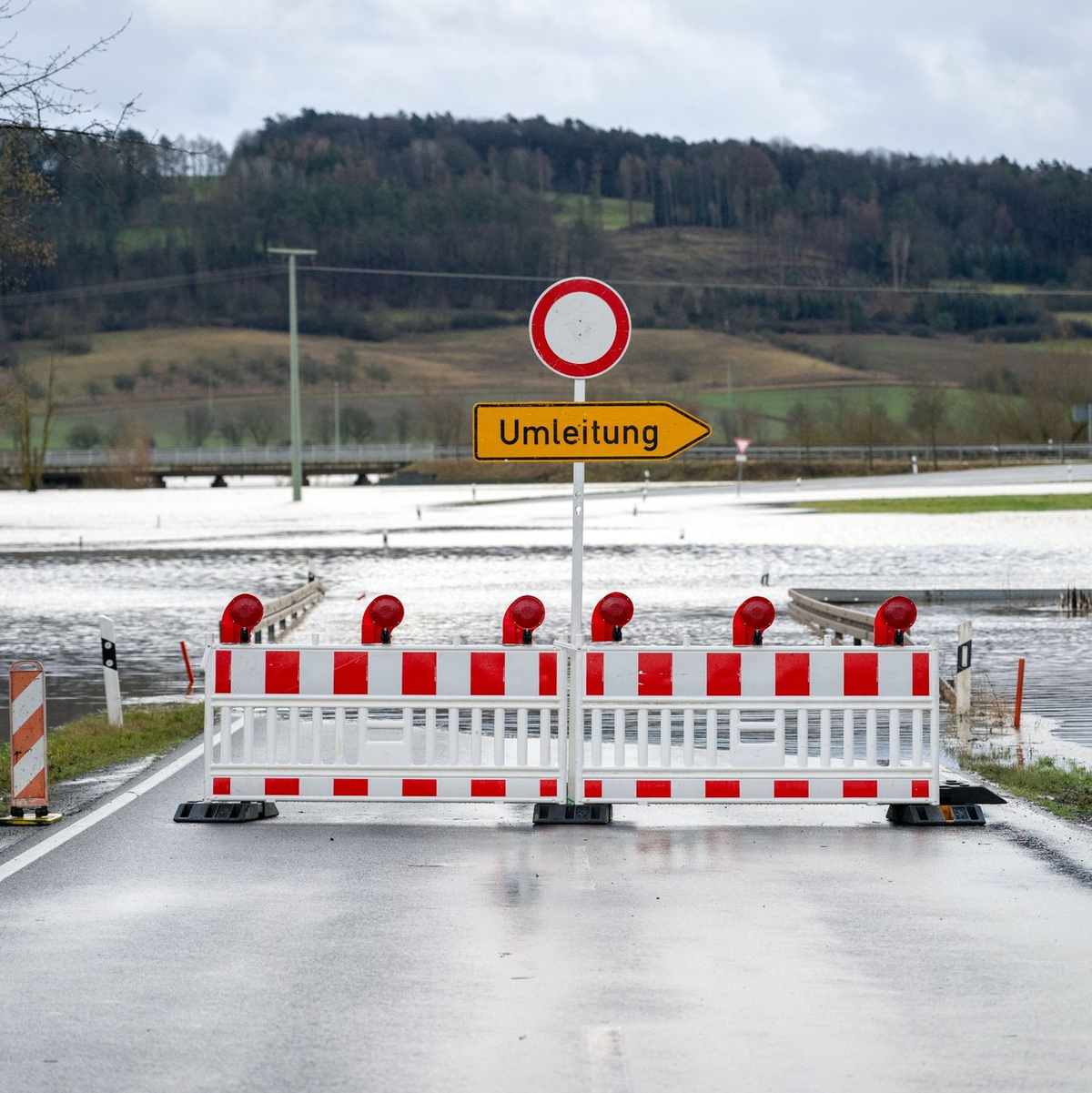 Auch der Fluss Itz führt Hochwasser. Hier eine gesperrte Straße bei Untermerzbach im Landkreis Haßberge in Bayern. - Foto: Pia Bayer/dpa