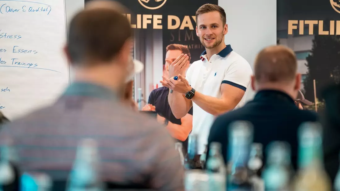 Abnehmen ohne Sport: Fitnesscoach Simon Mathis verrät, worauf es wirklich ankommt, um dauerhaft den Bauch loszuwerden - Bild: presseportal.de