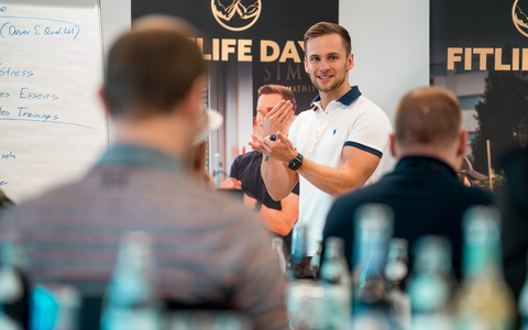 Abnehmen ohne Sport: Fitnesscoach Simon Mathis verrät, worauf es wirklich ankommt, um dauerhaft den Bauch loszuwerden - Foto: presseportal.de