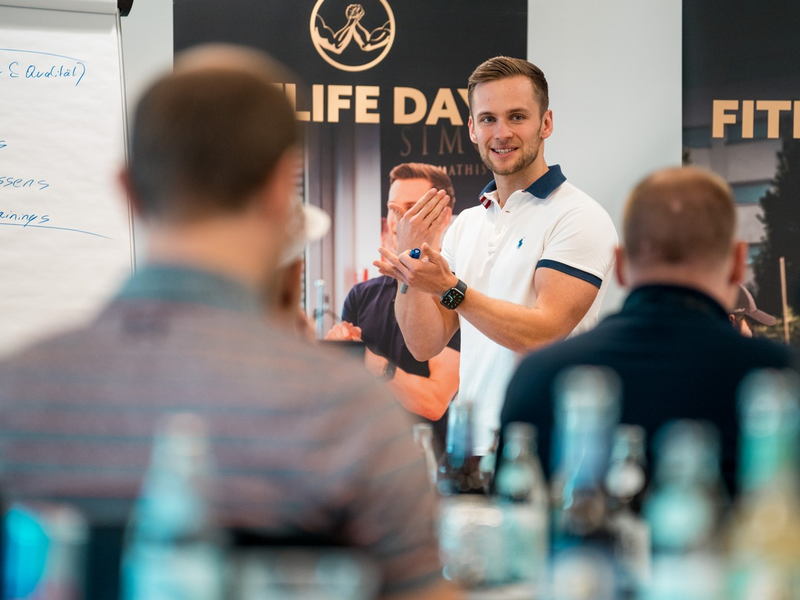 Abnehmen ohne Sport: Fitnesscoach Simon Mathis verrät, worauf es wirklich ankommt, um dauerhaft den Bauch loszuwerden - Foto: presseportal.de