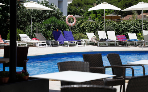 Handtücher liegen auf Sonnenliegen an einem Pool auf Mallorca. (Symbolbild) - Foto: Clara Margais/dpa Handtücher liegen auf Sonnenliegen an einem Pool auf Mallorca. (Symbolbild) - Foto: Clara Margais/dpa