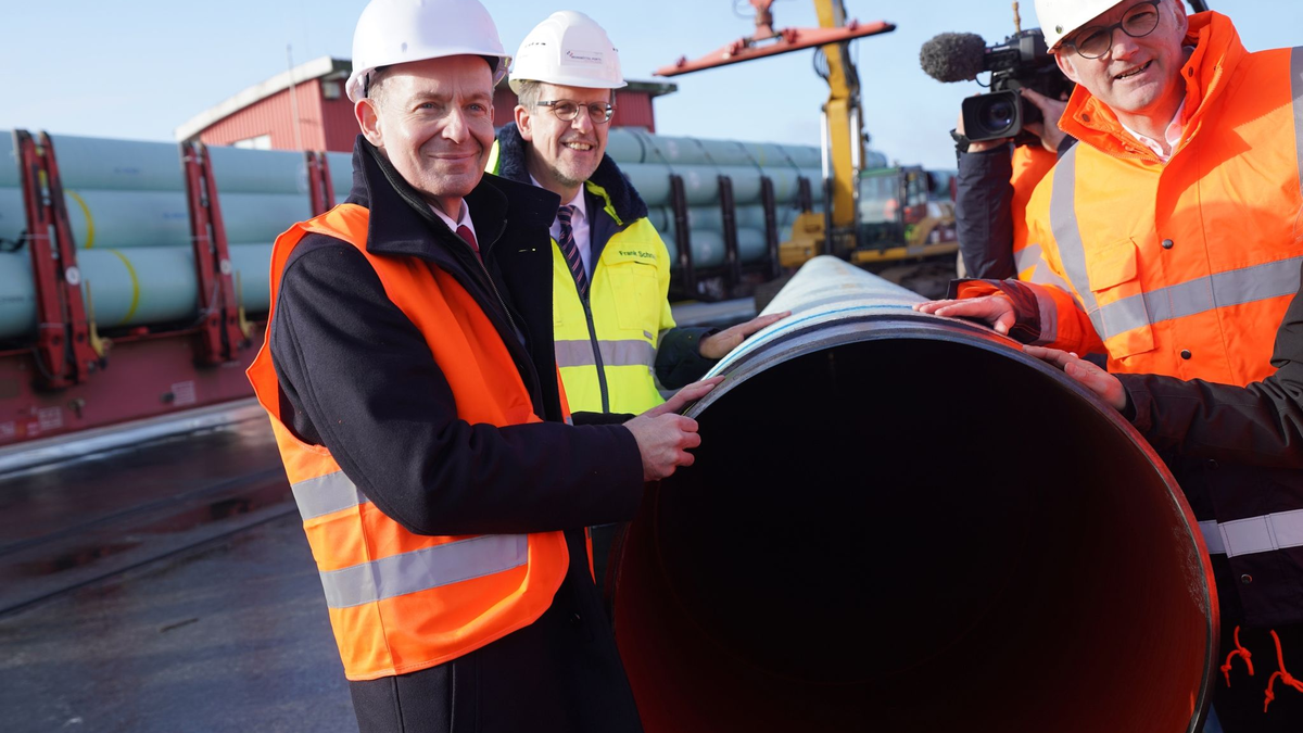 Bundesverkehrsminister Volker Wissing (l) bei einem Pressetermin zum Bau der neuen LNG-Pipeline in Brunsbüttel. An der Pipeline wurden nun Löcher gefunden - die Ermittlungen laufen. - Foto: Marcus Brandt/dpa