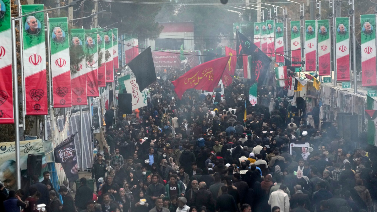 Menschen skandieren Slogans am Ort der Bombenexplosion in der Stadt Kerman. - Foto: Vahid Salemi/AP/dpa