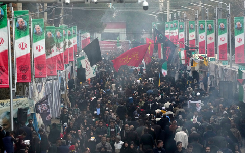 Menschen skandieren Slogans am Ort der Bombenexplosion in der Stadt Kerman. - Foto: Vahid Salemi/AP/dpa