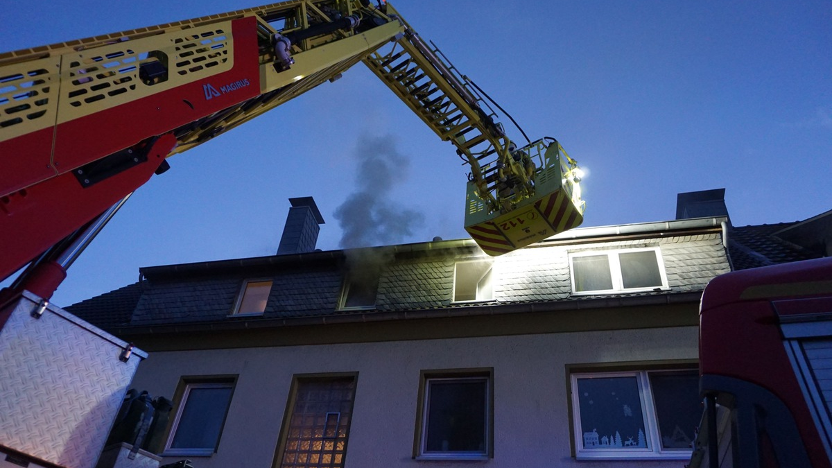 FW Ratingen: Brand in Dachgeschosswohnung - Feuerwehr rettet Frau aus Lebensgefahr - Foto: presseportal.de