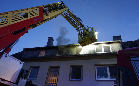 FW Ratingen: Brand in Dachgeschosswohnung - Feuerwehr rettet Frau aus Lebensgefahr - Foto: presseportal.de