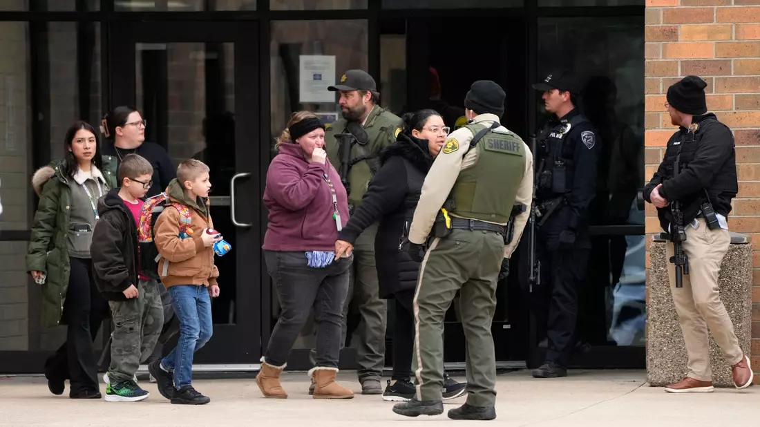 Ein 17-jähriger Schütze hat an einer Schule in der Kleinstadt Perry im US-Bundesstaat Iowa das Feuer eröffnet und einen Sechstklässler getötet. - Bild: Charlie Neibergall/AP