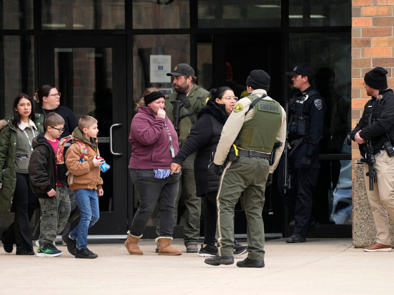 Ein 17-jähriger Schütze hat an einer Schule in der Kleinstadt Perry im US-Bundesstaat Iowa das Feuer eröffnet und einen Sechstklässler getötet. - Foto: Charlie Neibergall/AP