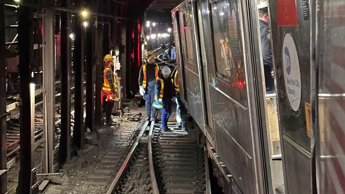 Bei einem Zusammenstoß zweier U-Bahnen in New York sind mindestens 24 Menschen verletzt worden. - Bild: Uncredited/NYC Emergency Management/AP/dpa