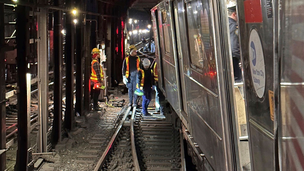 Bei einem Zusammenstoß zweier U-Bahnen in New York sind mindestens 24 Menschen verletzt worden. - Foto: Uncredited/NYC Emergency Management/AP/dpa