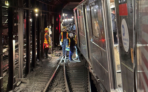 Bei einem Zusammenstoß zweier U-Bahnen in New York sind mindestens 24 Menschen verletzt worden. - Foto: Uncredited/NYC Emergency Management/AP/dpa