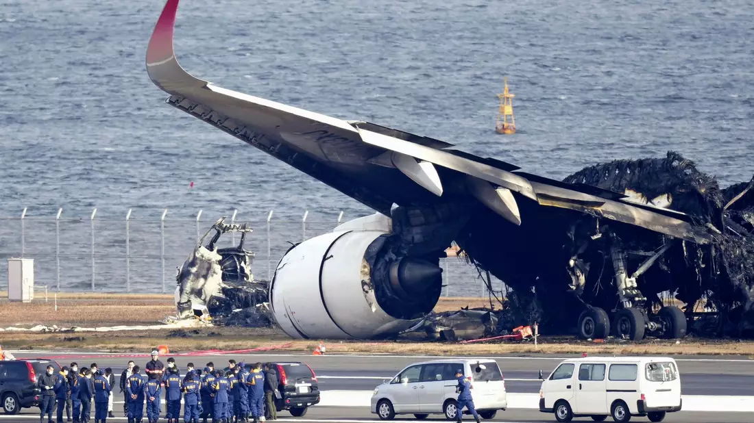 Die Bilder gingen um die Welt: Wie durch ein Wunder überlebten fast 400 Menschen an Bord eines Passagierflugzeugs in Japan ein Flammeninferno nach einer Kollision. - Bild: Uncredited/Kyodo News/AP