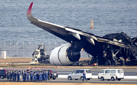 Die Bilder gingen um die Welt: Wie durch ein Wunder überlebten fast 400 Menschen an Bord eines Passagierflugzeugs in Japan ein Flammeninferno nach einer Kollision. - Foto: Uncredited/Kyodo News/AP