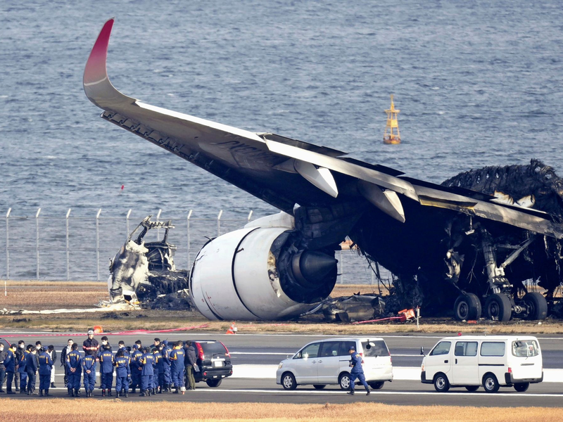 Die Bilder gingen um die Welt: Wie durch ein Wunder überlebten fast 400 Menschen an Bord eines Passagierflugzeugs in Japan ein Flammeninferno nach einer Kollision. - Foto: Uncredited/Kyodo News/AP