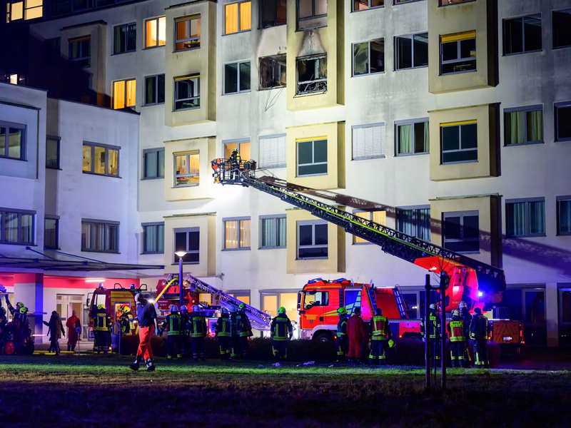Patienten wurden auf andere Stationen der Klinik verteilt oder in umliegende Krankenhäuser gebracht. - Foto: Philipp Schulze/dpa
